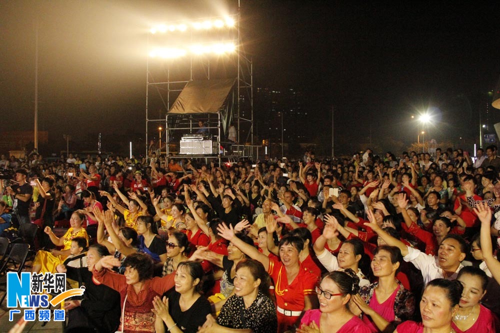 2015南宁广场舞大赛首场海选万人空巷(组图)