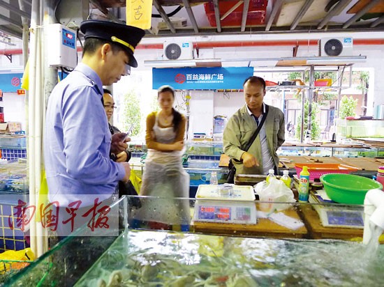 南宁市江南区工商局检查两个海鲜市场 查扣黑心秤