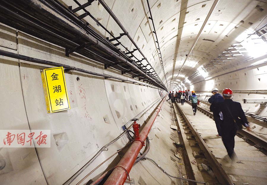南宁地铁1号线东段实现“长轨通” 屏蔽门已装上
