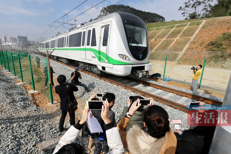 南宁地铁1号线首列车“试跑” 地铁生活还远吗?