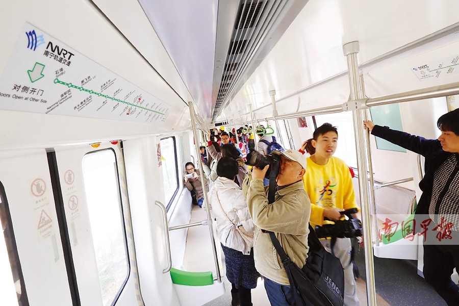 南宁地铁1号线首列车“试跑” 地铁生活还远吗?