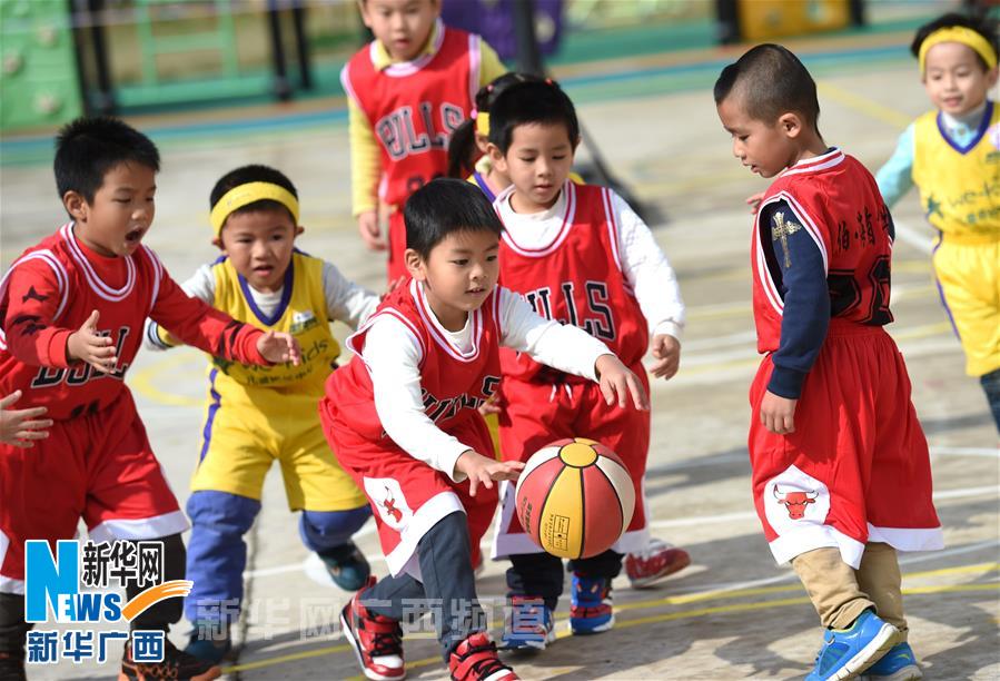 南宁市幼儿园里的“灌篮小子”(组图)