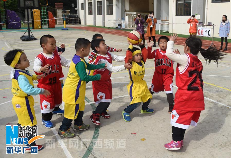 南宁市幼儿园里的“灌篮小子”(组图)