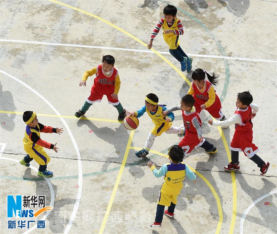 南宁市幼儿园里的“灌篮小子”(组图)