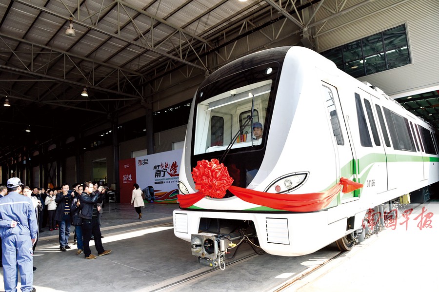 南宁地铁列车实现南宁造 新能源客车同时下线(图)