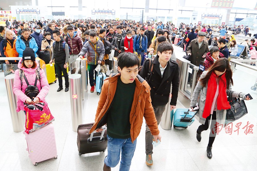 春运首日南宁东站发送旅客3万人次 同期增长100%