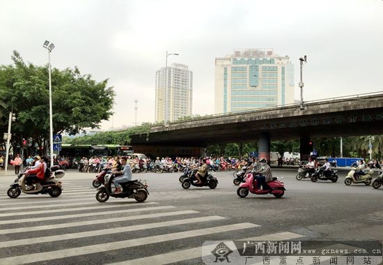 南宁市区电动自行车165万辆 交警探索新模式管理
