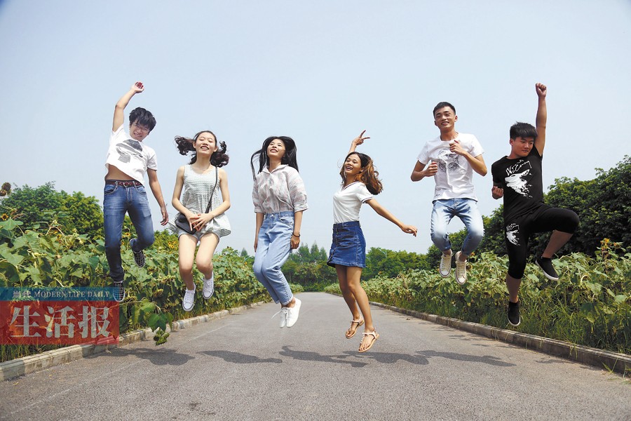 南宁一高校迎来52名00后大学生 最小的仅15岁(图)
